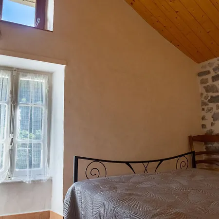 La Maisonnette A La Caze Semesterbostad Saint-Pierre-des-Tripiers